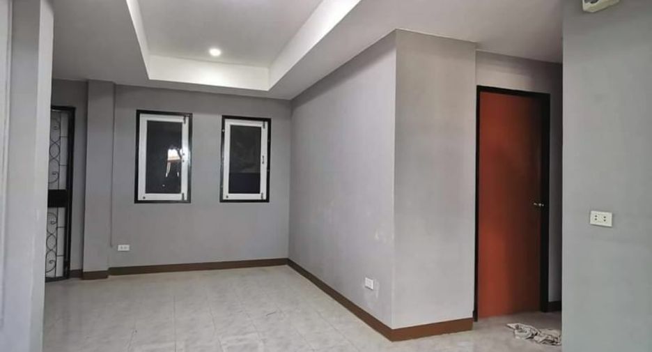 À vendre 2 chambres maison de ville à Lat Lum Kaeo, Pathum Thani