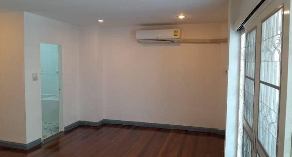 Аренда 4 спальни таунхаус в Mueang Nonthaburi, Нонтабури