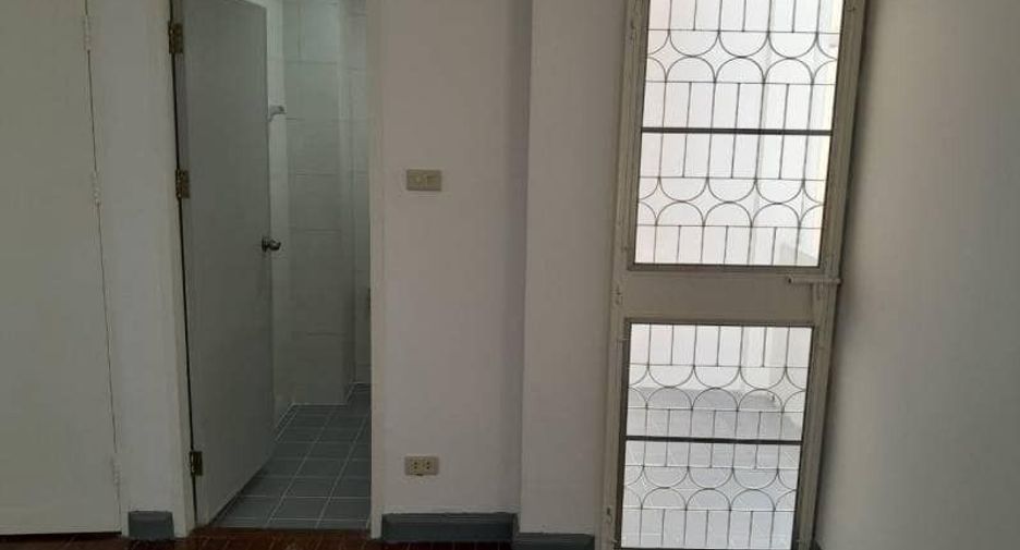 À louer 4 chambres maison de ville à Mueang Nonthaburi, Nonthaburi