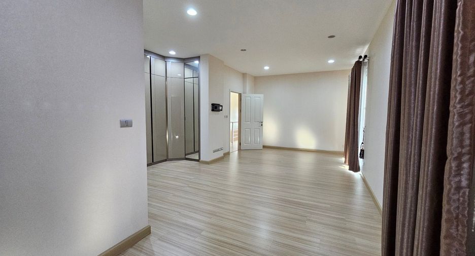For sale 4 bedrooms house in Mueang Nonthaburi, Nonthaburi