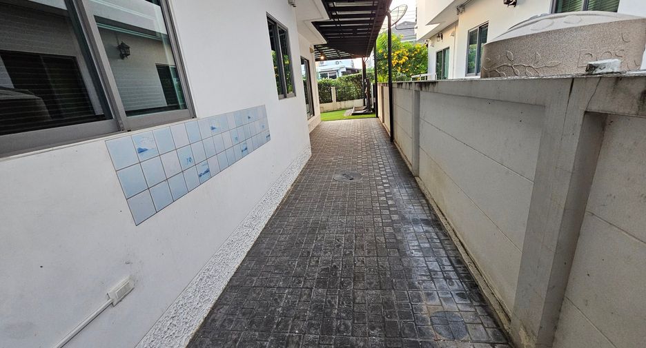 For sale 4 bedrooms house in Mueang Nonthaburi, Nonthaburi