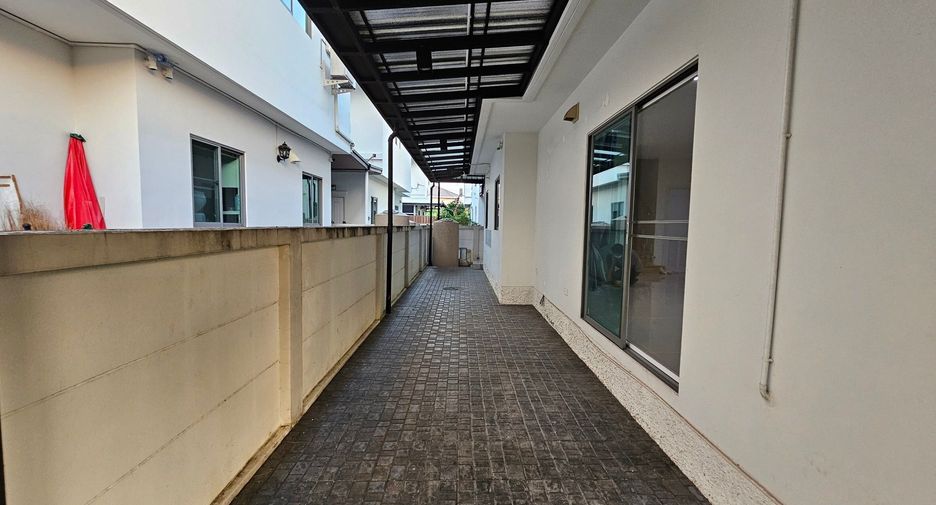 For sale 4 bedrooms house in Mueang Nonthaburi, Nonthaburi