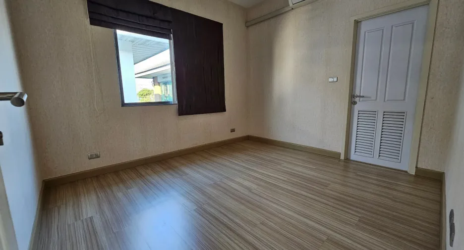 For sale 4 bedrooms house in Mueang Nonthaburi, Nonthaburi