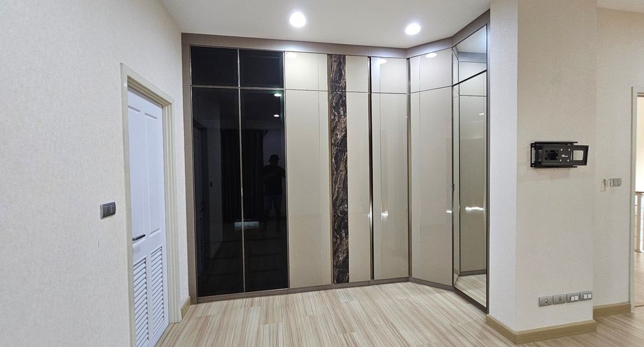 For sale 4 bedrooms house in Mueang Nonthaburi, Nonthaburi