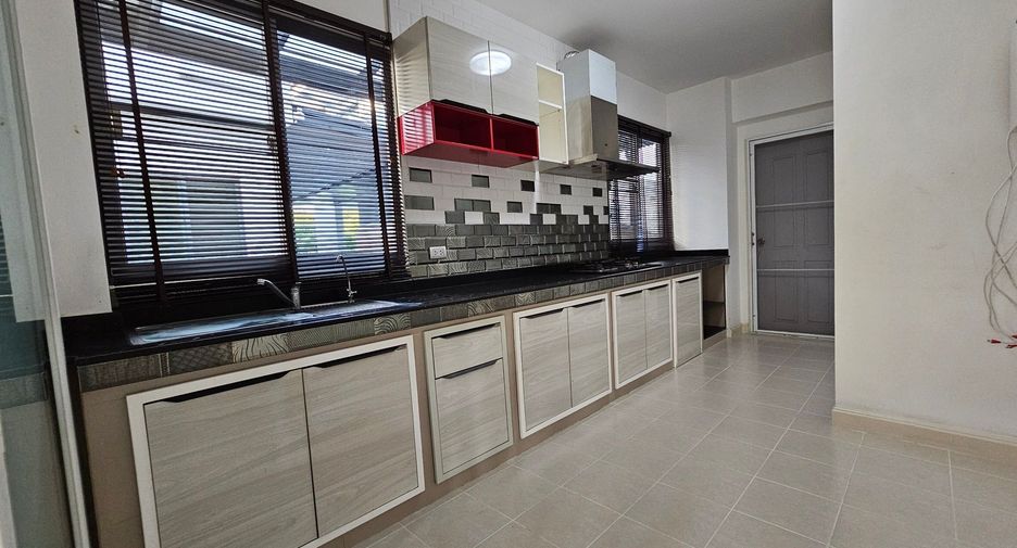For sale 4 bedrooms house in Mueang Nonthaburi, Nonthaburi