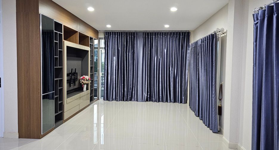 For sale 4 bedrooms house in Mueang Nonthaburi, Nonthaburi
