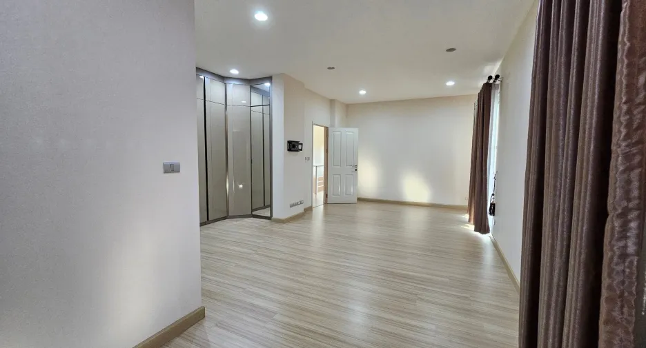 For sale 4 bedrooms house in Mueang Nonthaburi, Nonthaburi