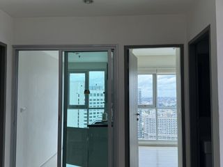 For sale 2 bedrooms condo in Huai Khwang, Bangkok