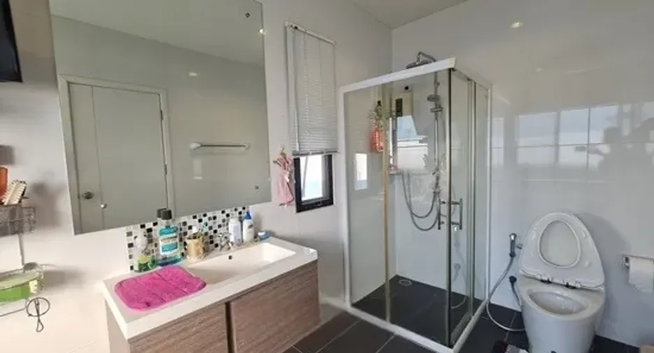 Haus zum Kauf mit 4 Zimmer in Mueang Pathum Thani, Pathum Thani