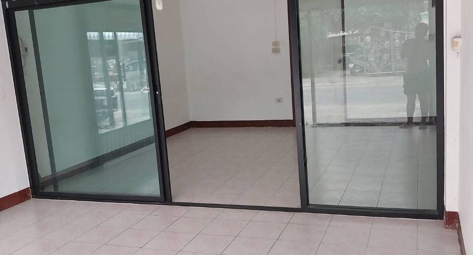 For rent 4 bedrooms townhouse in Mueang Nonthaburi, Nonthaburi