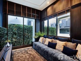 Haus zum Kauf mit 4 Zimmer in Phra Khanong, Bangkok