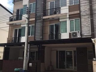 For sale and for rent 5 bedrooms townhouse in Saphan Sung, Bangkok