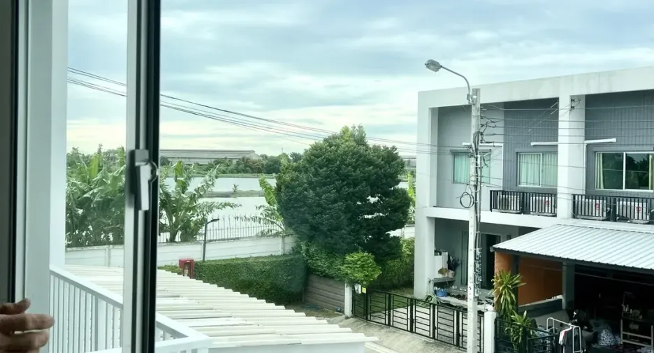 Casa adosada en venta de 3 habitaciones en Bang Khun Thian, Bangkok