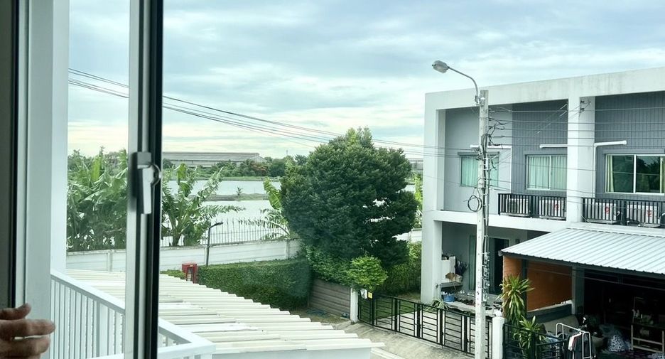 For sale 3 bedrooms townhouse in Bang Khun Thian, Bangkok