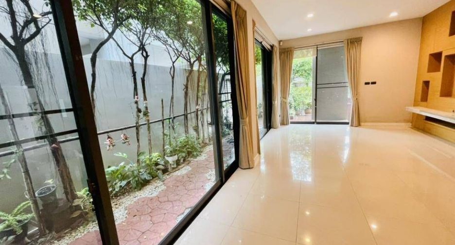 For sale 4 bedrooms house in Bang Kapi, Bangkok