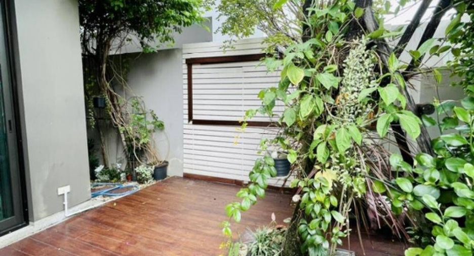 For sale 4 bedrooms house in Bang Kapi, Bangkok