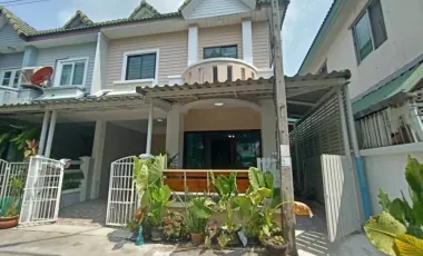 Casa adosada en venta de 3 habitaciones en Thanyaburi, Pathum Thani