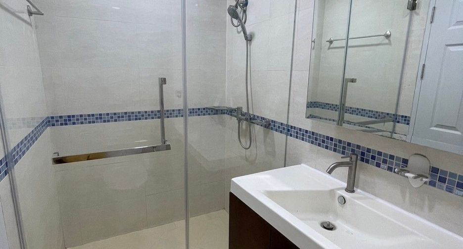 For sale 2 bedrooms condo in Huai Khwang, Bangkok