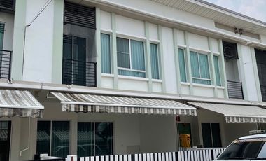 Casa adosada en venta de 3 habitaciones en Khlong Sam Wa, Bangkok