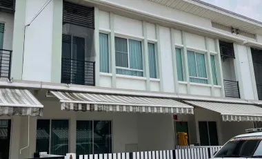 Casa adosada en venta de 3 habitaciones en Khlong Sam Wa, Bangkok