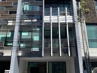 Casa adosada en venta de 3 habitaciones en Suan Luang, Bangkok