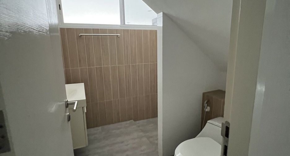 For rent and for sale 4 bedrooms house in Suan Luang, Bangkok