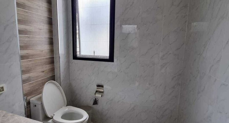 For rent 4 bedrooms townhouse in Pak Kret, Nonthaburi