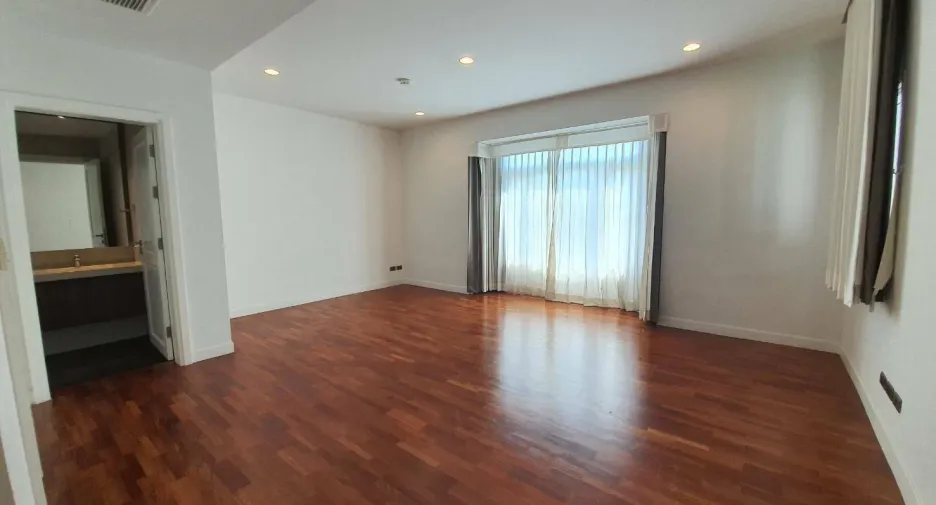 Casa en venta de 5 habitaciones en Pak Kret, Nonthaburi