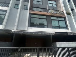 À vendre 3 chambres maison de ville à Lat Phrao, Bangkok