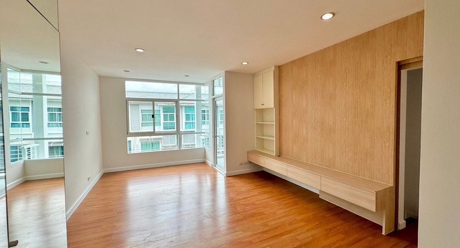 For sale 3 bedrooms townhouse in Prawet, Bangkok