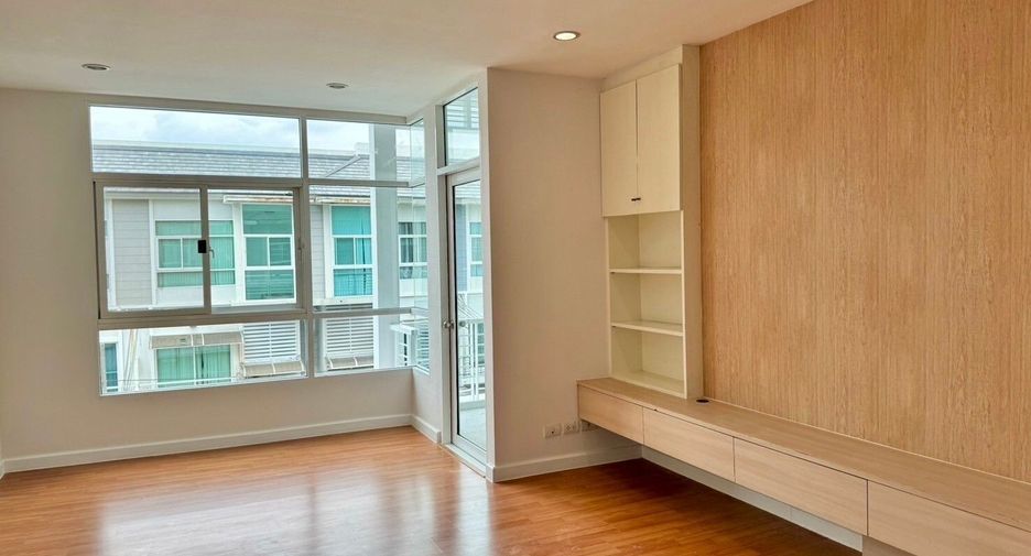 For sale 3 bedrooms townhouse in Prawet, Bangkok