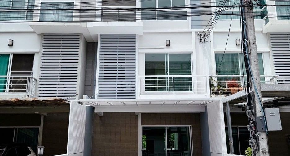 For sale 3 bedrooms townhouse in Prawet, Bangkok