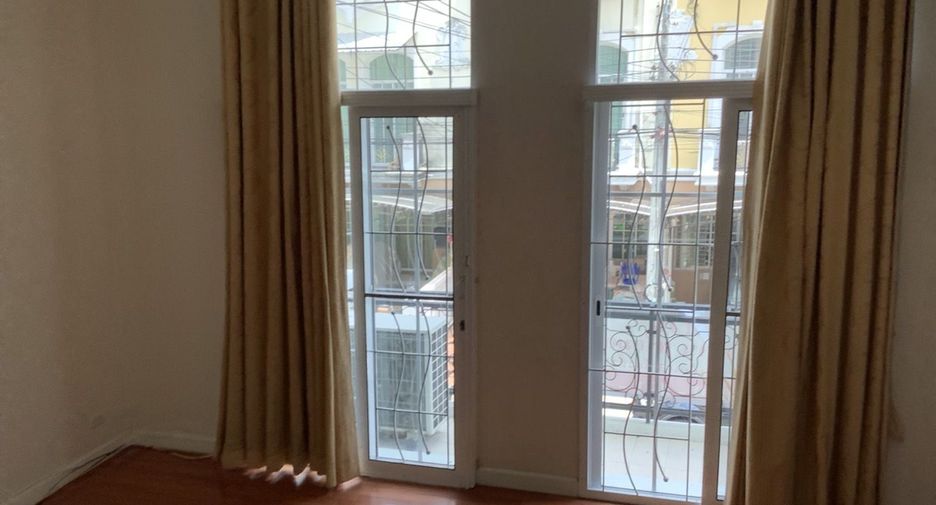 For sale 3 bedrooms townhouse in Prawet, Bangkok