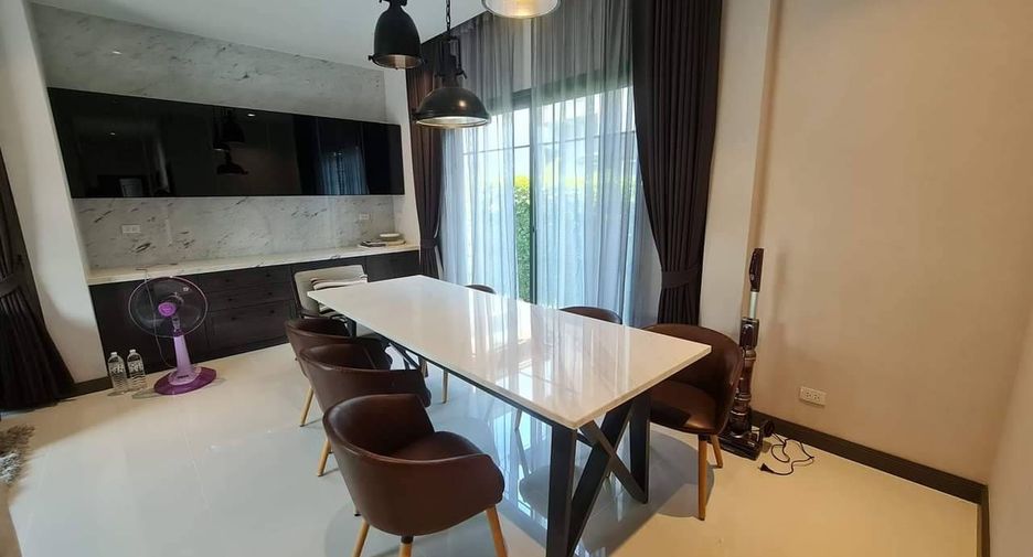 Casa en venta de 4 habitaciones en Sam Phran, Nakhon Pathom