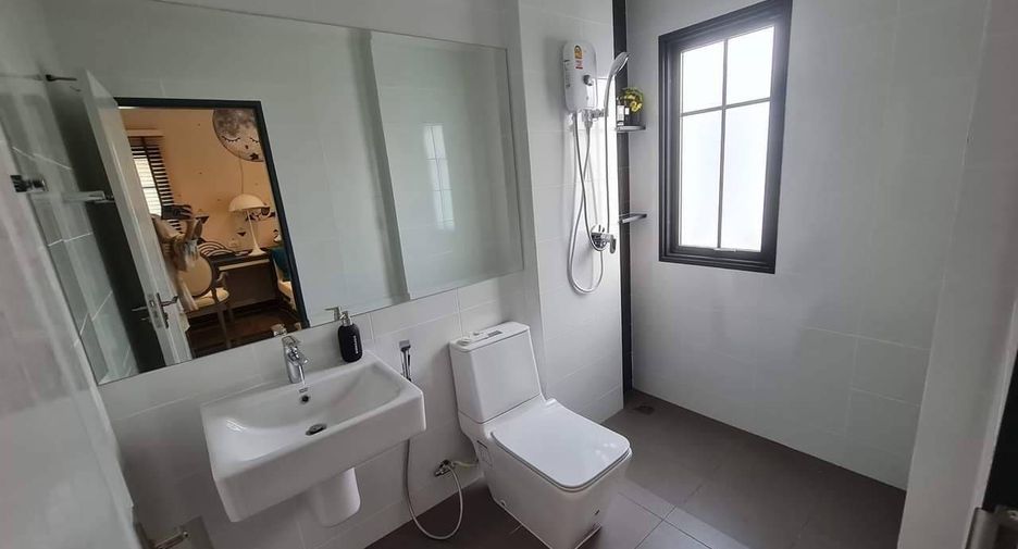 Casa en venta de 4 habitaciones en Sam Phran, Nakhon Pathom
