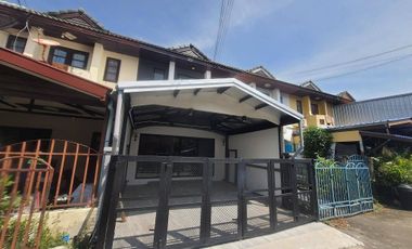 Casa adosada en venta de 3 habitaciones en Sai Noi, Nonthaburi
