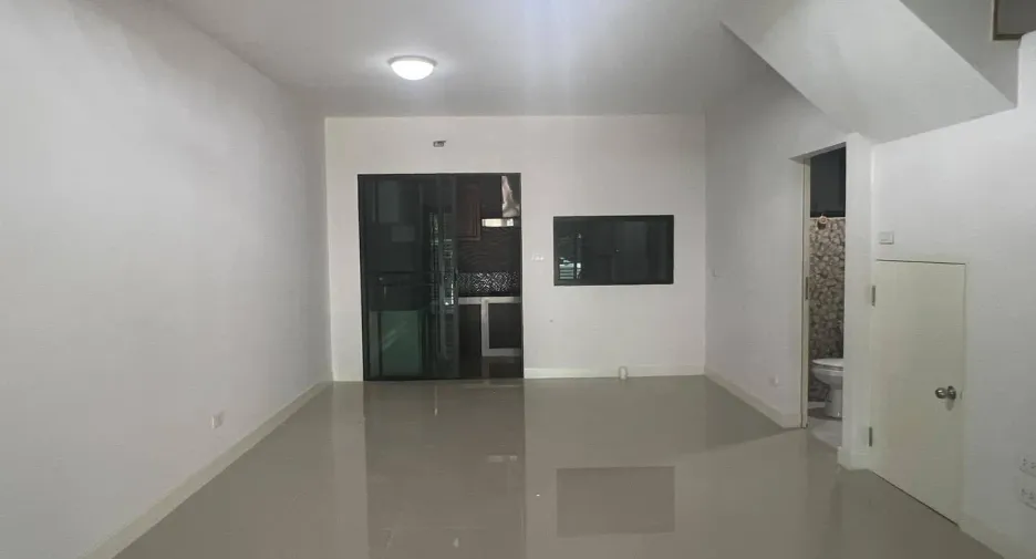 Casa adosada en venta de 3 habitaciones en Bang Kruai, Nonthaburi