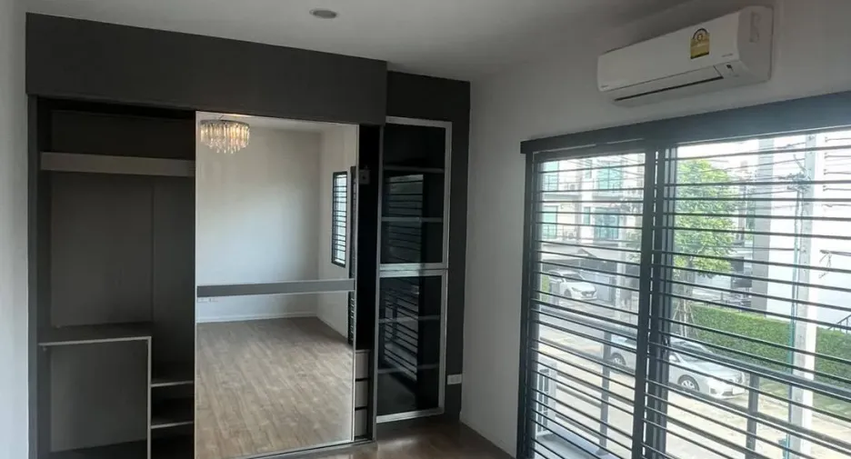 Casa adosada en venta de 3 habitaciones en Bang Kruai, Nonthaburi