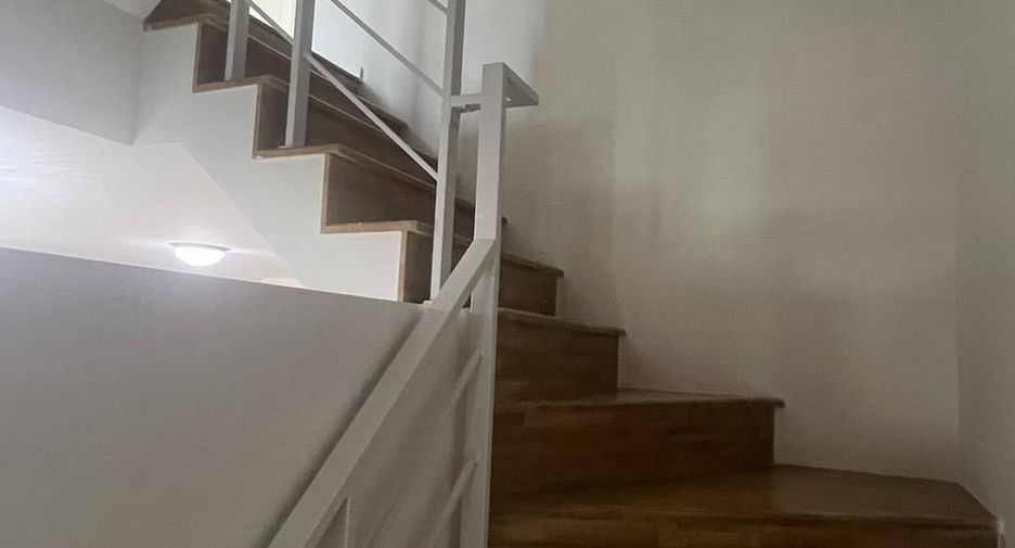 Casa adosada en venta de 3 habitaciones en Bang Kruai, Nonthaburi