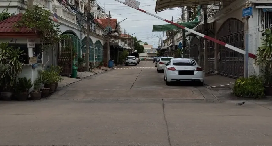 出售 5 卧室 联排别墅 在 Mueang Nonthaburi, Nonthaburi