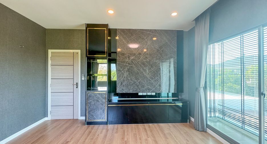 For sale 3 bedrooms house in Mueang Pathum Thani, Pathum Thani