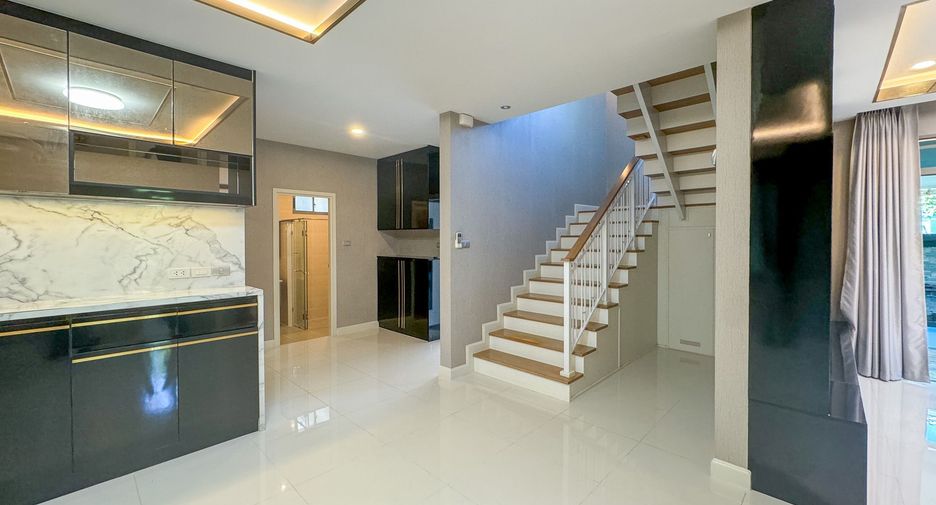 For sale 3 bedrooms house in Mueang Pathum Thani, Pathum Thani