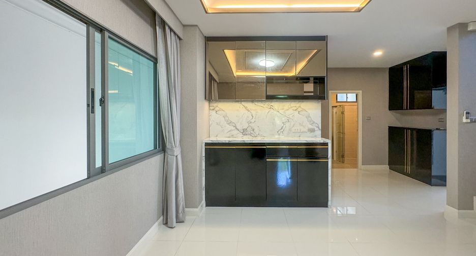 For sale 3 bedrooms house in Mueang Pathum Thani, Pathum Thani