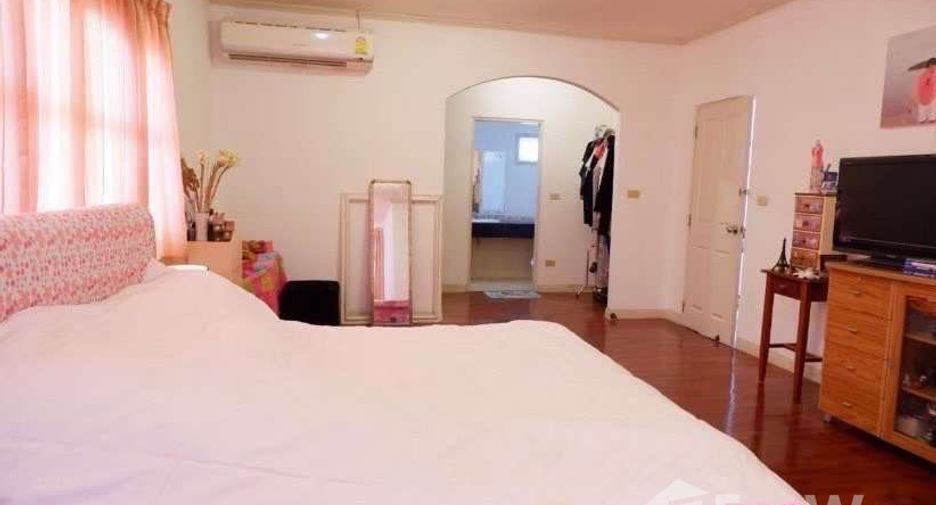 For sale 5 bedrooms house in Khlong Luang, Pathum Thani