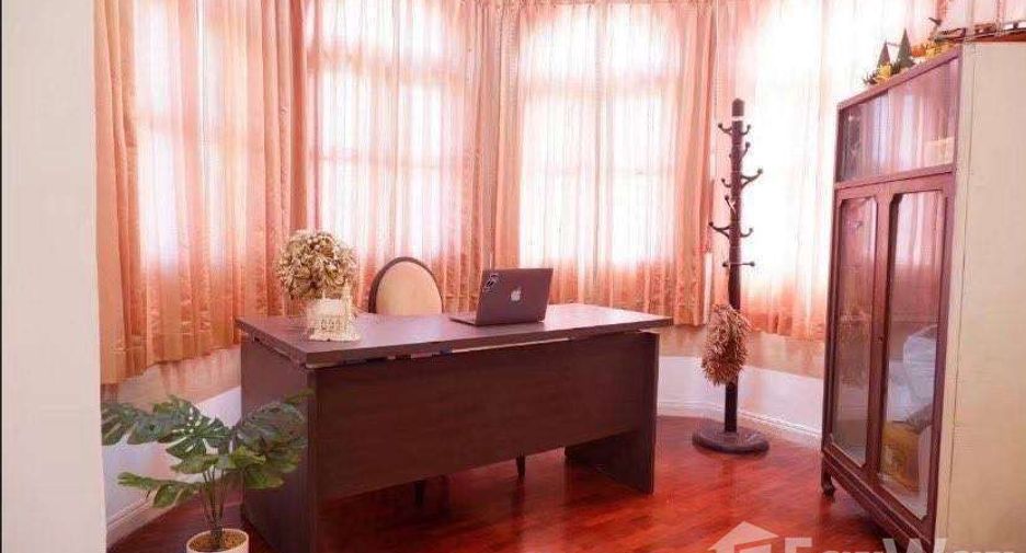 For sale 5 bedrooms house in Khlong Luang, Pathum Thani