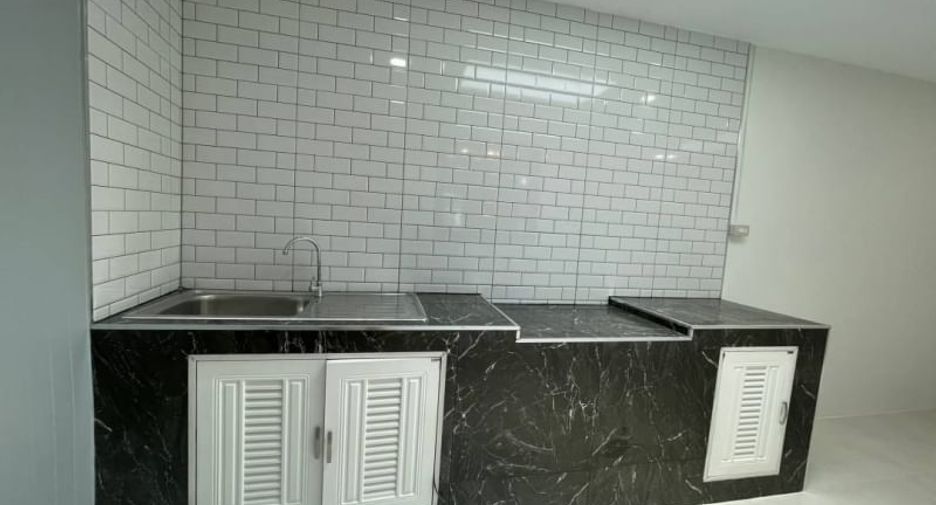 Casa adosada en venta de 3 habitaciones en Bang Yai, Nonthaburi