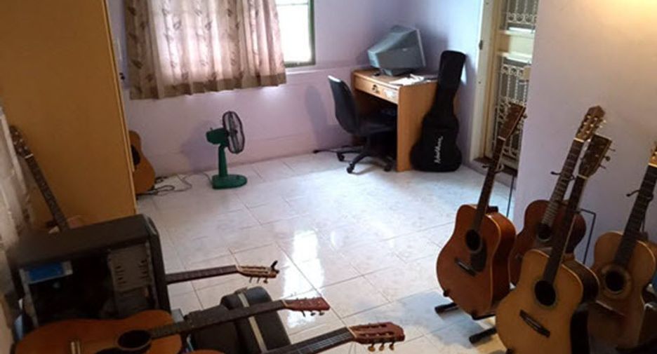 For sale 3 bedrooms house in Mueang Lop Buri, Lopburi