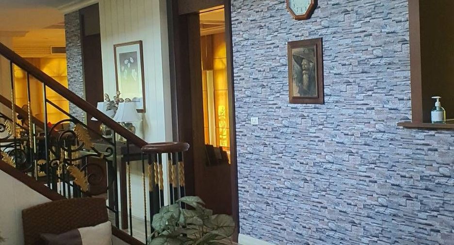 For sale 5 bedrooms house in Mueang Nonthaburi, Nonthaburi