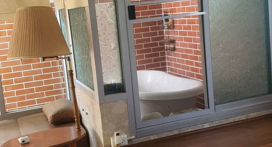 For sale 5 bedrooms house in Mueang Nonthaburi, Nonthaburi