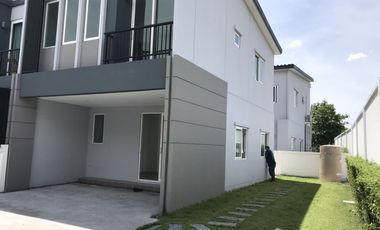 À vendre 4 chambres maison de ville à Bang Yai, Nonthaburi